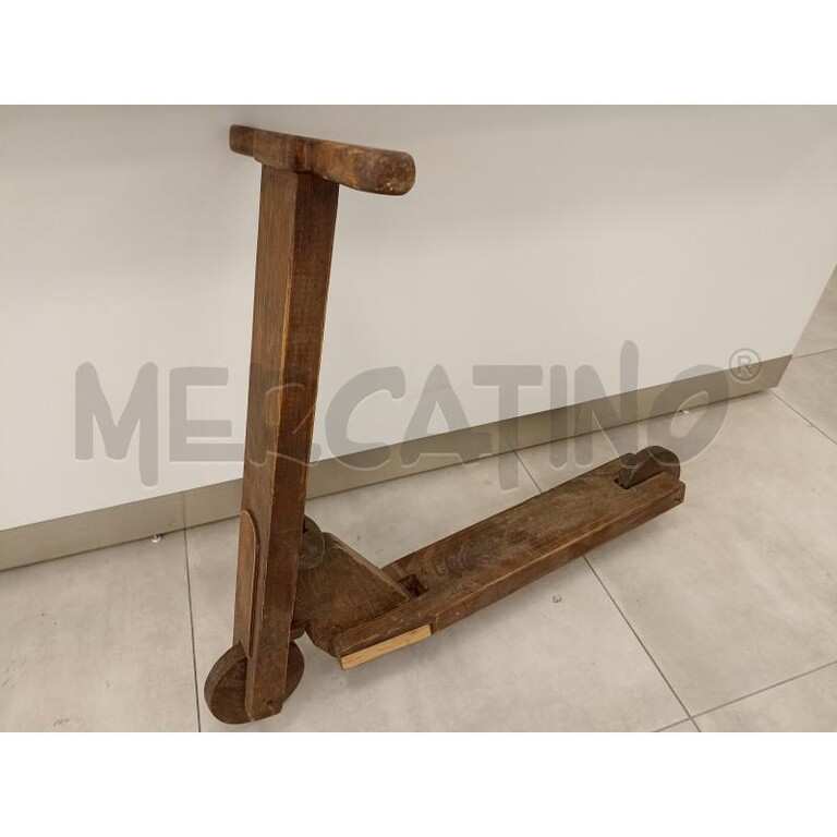 4979878 Monopattino artigianale in legno